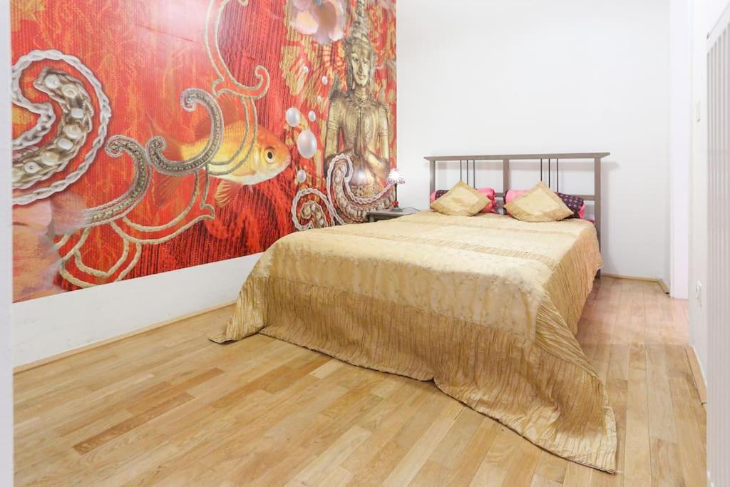 ウィーンにあるApartment Agnesのベッドルーム1室(壁に絵画が描かれたベッド1台付)