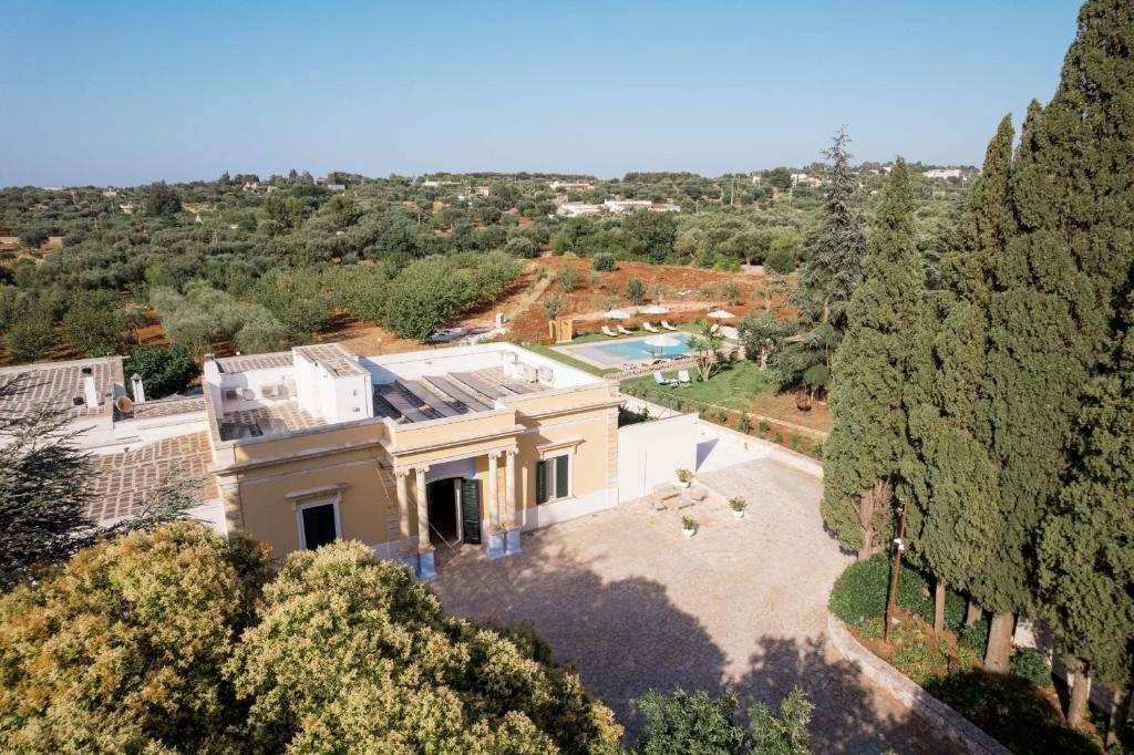 una vista aérea de una casa con jardín en Villa Sardella, en Monopoli