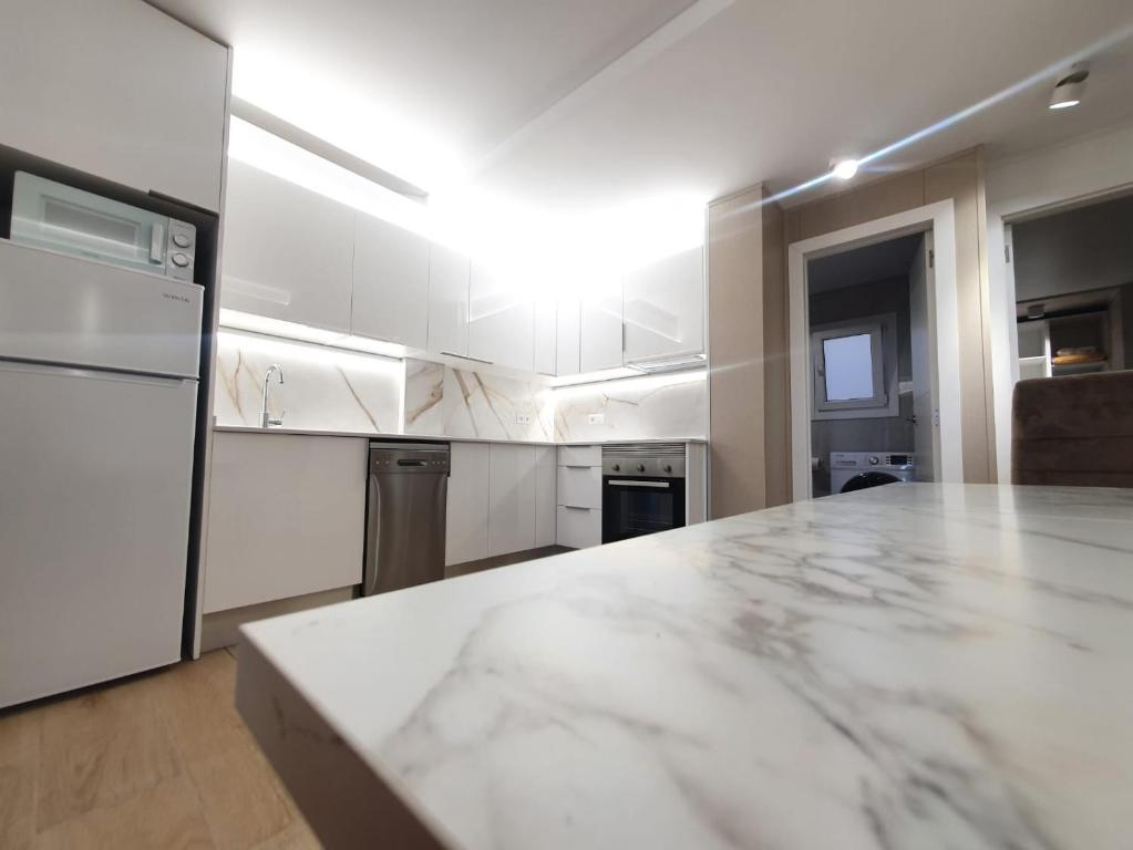 Kuchyň nebo kuchyňský kout v ubytování SALOU ,APARTAMENTO CON PISCINA y Wifi