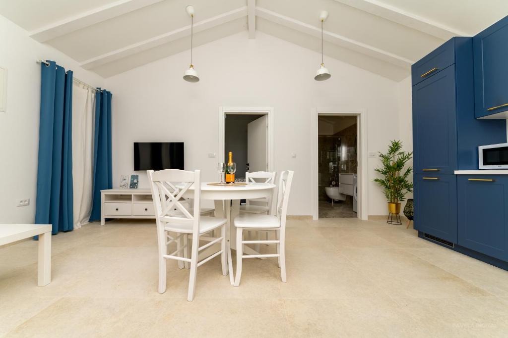 TV a/nebo společenská místnost v ubytování STONE HOUSE LEANI