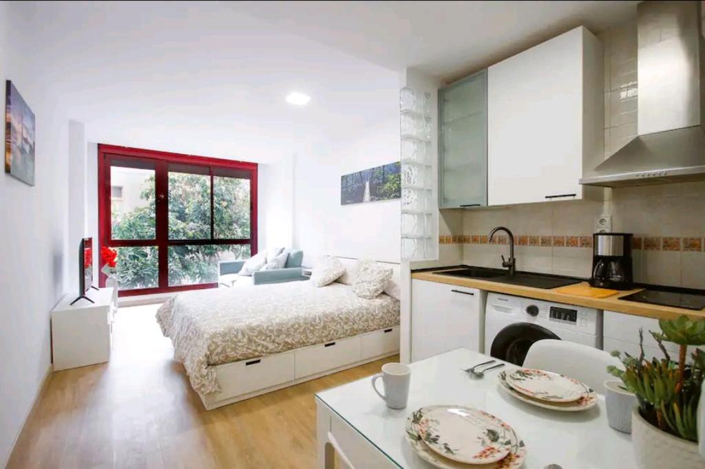 kuchnia i salon z łóżkiem w pokoju w obiekcie Apartamento Las Palmas w mieście Las Palmas de Gran Canaria