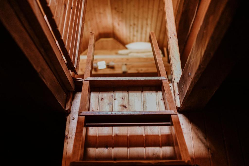 Palanda nebo palandy na pokoji v ubytování Marko's eco cabin