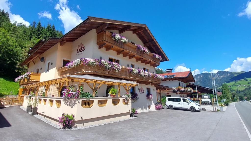 Nespecifikovaný výhled na hory nebo výhled na hory při pohledu z aparthotelu