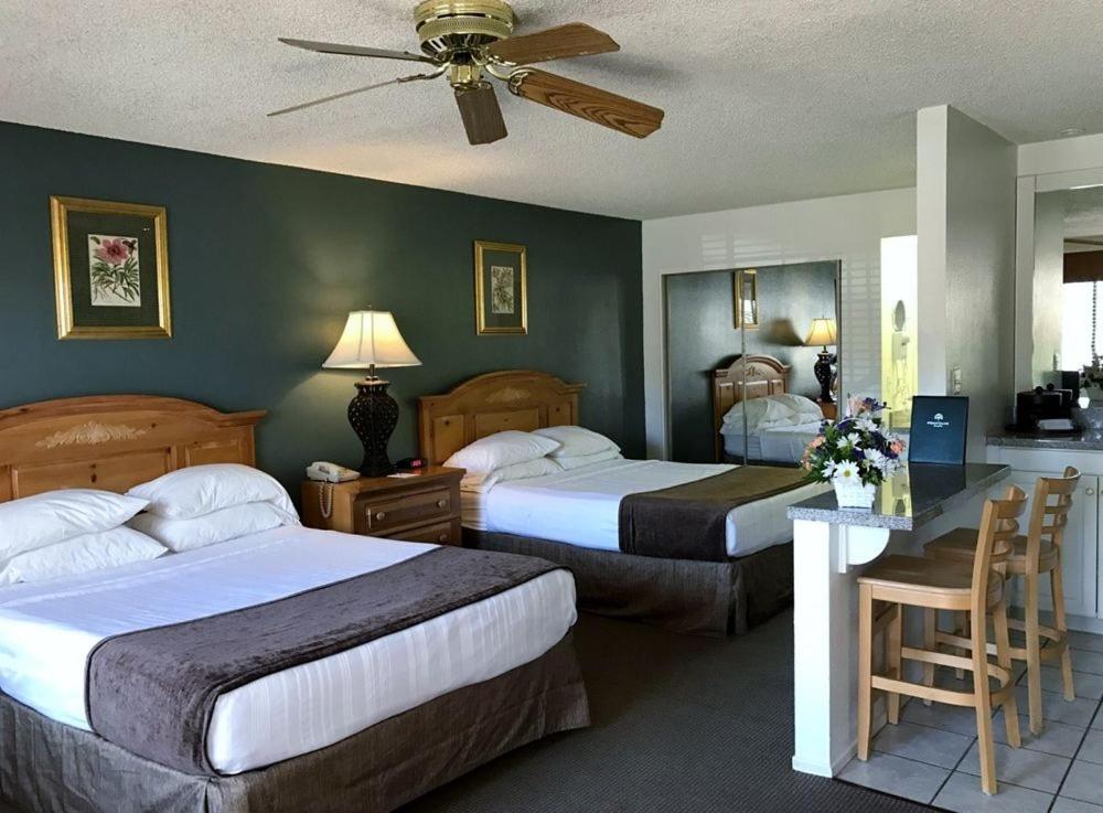 Habitación de hotel con 2 camas y mesa en Indian Palms Country Club, en Indio
