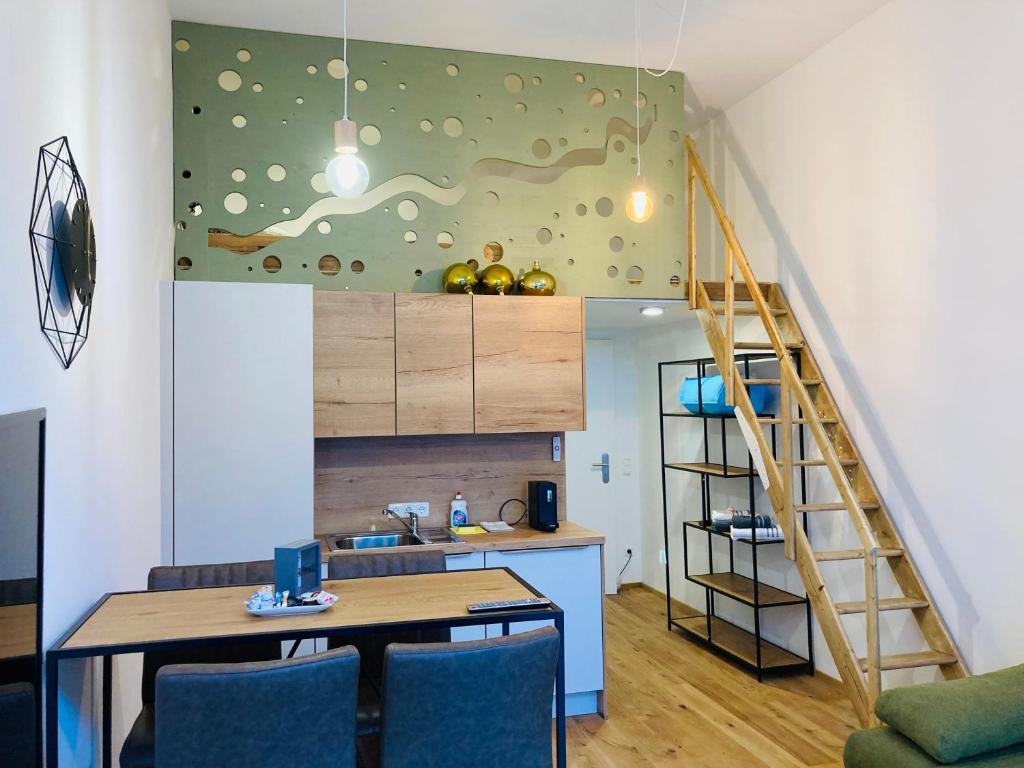 eine Küche mit einem Tisch und eine Treppe in einem Zimmer in der Unterkunft Rittertal in Altmünster