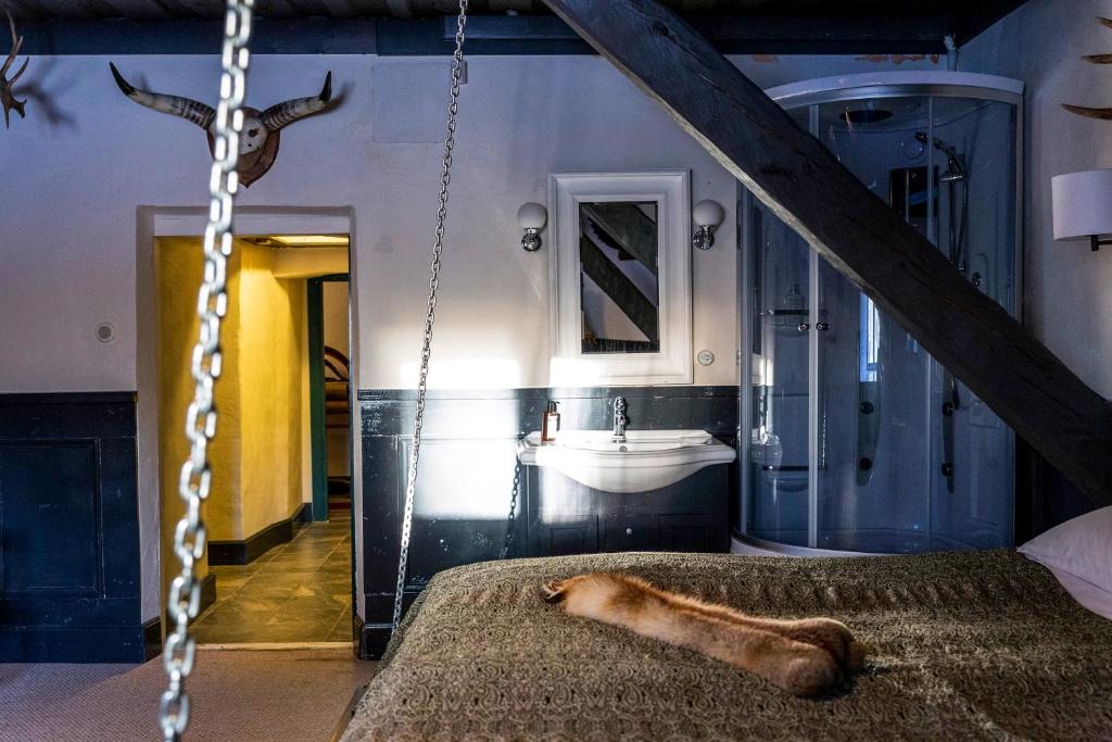 Postel nebo postele na pokoji v ubytování Laitse castle