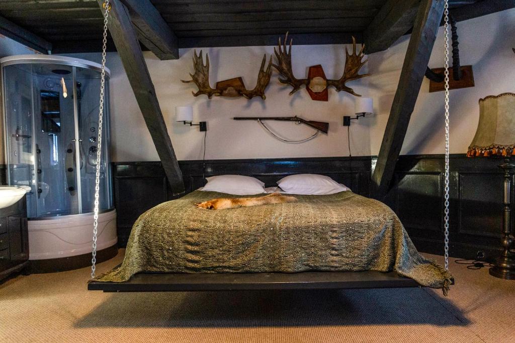 Postel nebo postele na pokoji v ubytování Laitse castle