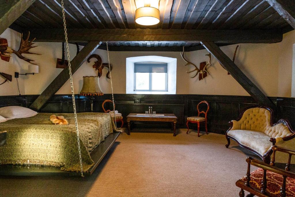 Postel nebo postele na pokoji v ubytování Laitse castle