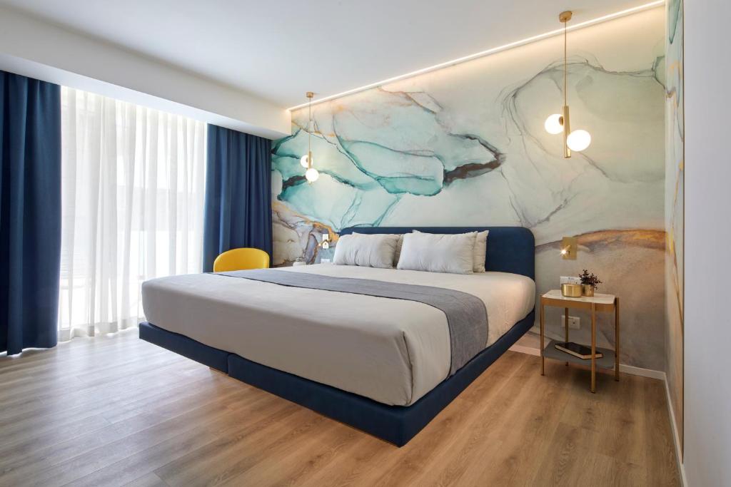 - une chambre avec un grand lit orné d'une peinture murale dans l'établissement Riva Palace Hotel, à Grado