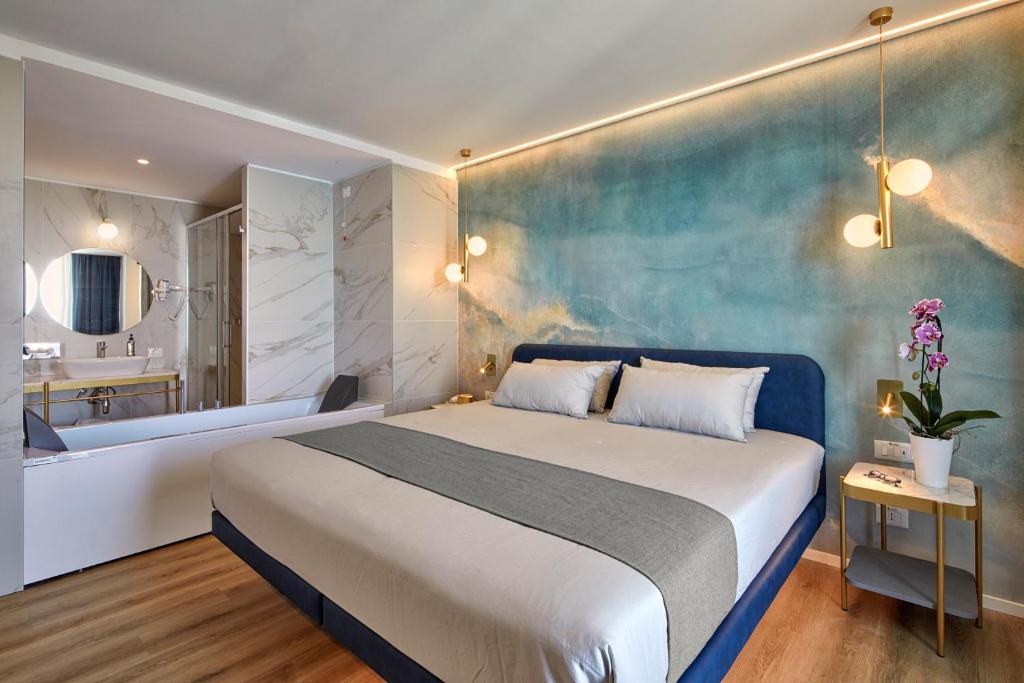 Postel nebo postele na pokoji v ubytování Riva Palace Hotel