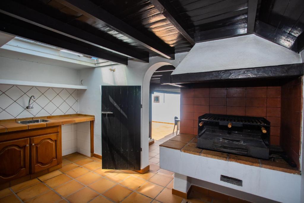 Kuchyňa alebo kuchynka v ubytovaní Casa Seara Piscina, Wifi y 400 metro de la playa,