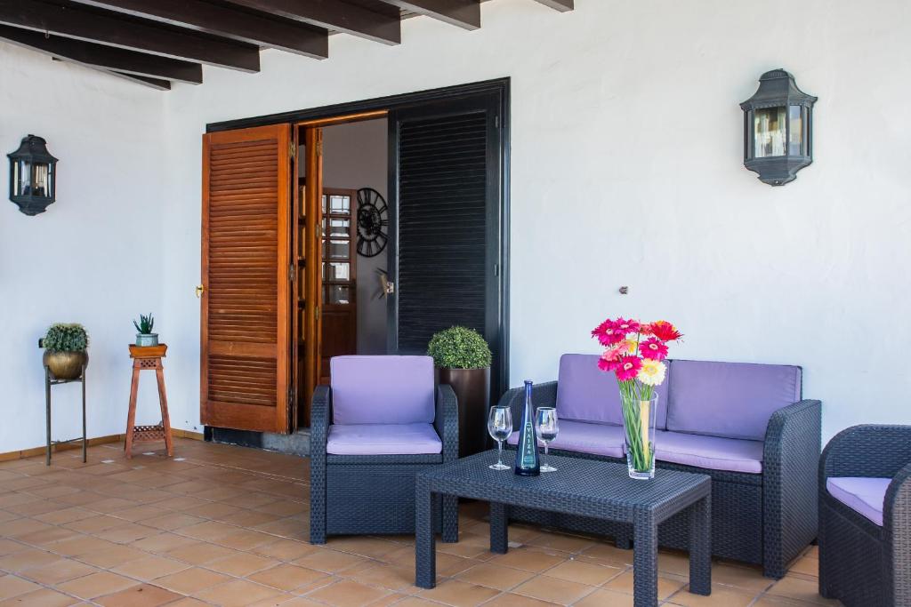 Posedenie v ubytovaní Casa Seara Piscina, Wifi y 400 metro de la playa,