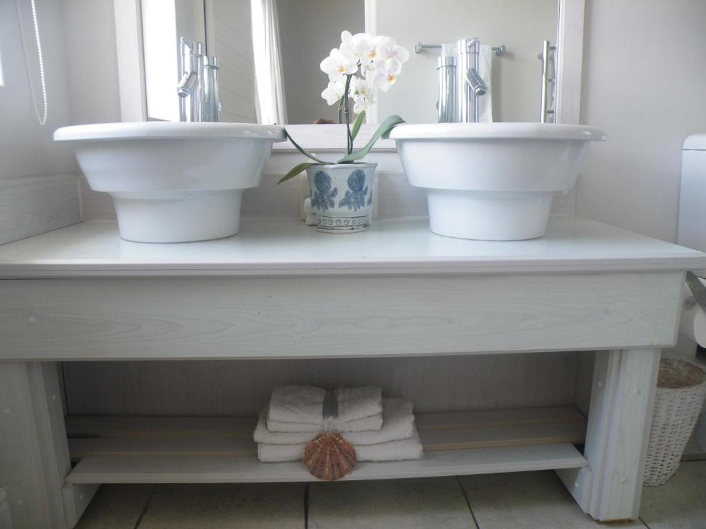 138 Marine Beachfront Guesthouse - Comfort Queen Room