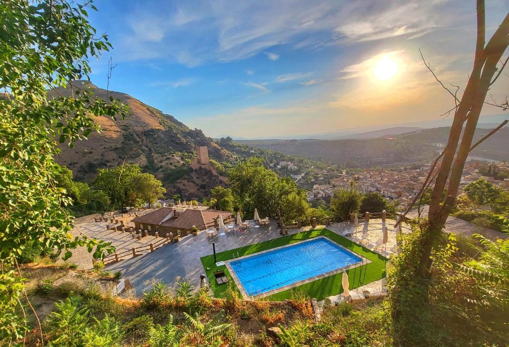 uma piscina com vista para uma montanha em Cazorla Paraíso Resort em Cazorla