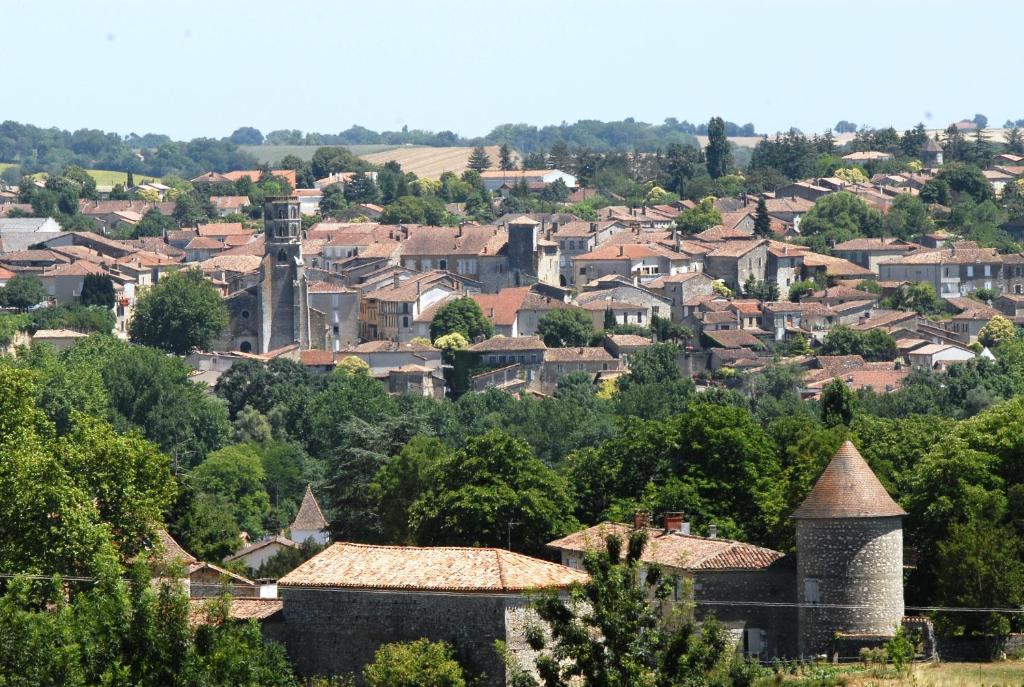 a view of a town with buildings and trees at VVF Gers Gascogne in Mauvezin