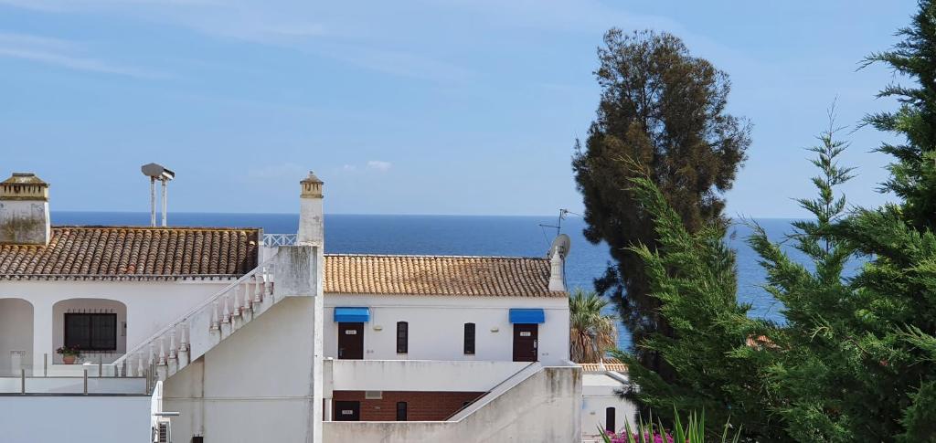 阿爾布費拉的住宿－Beach View Vela House，一座白色的房子,背景是大海