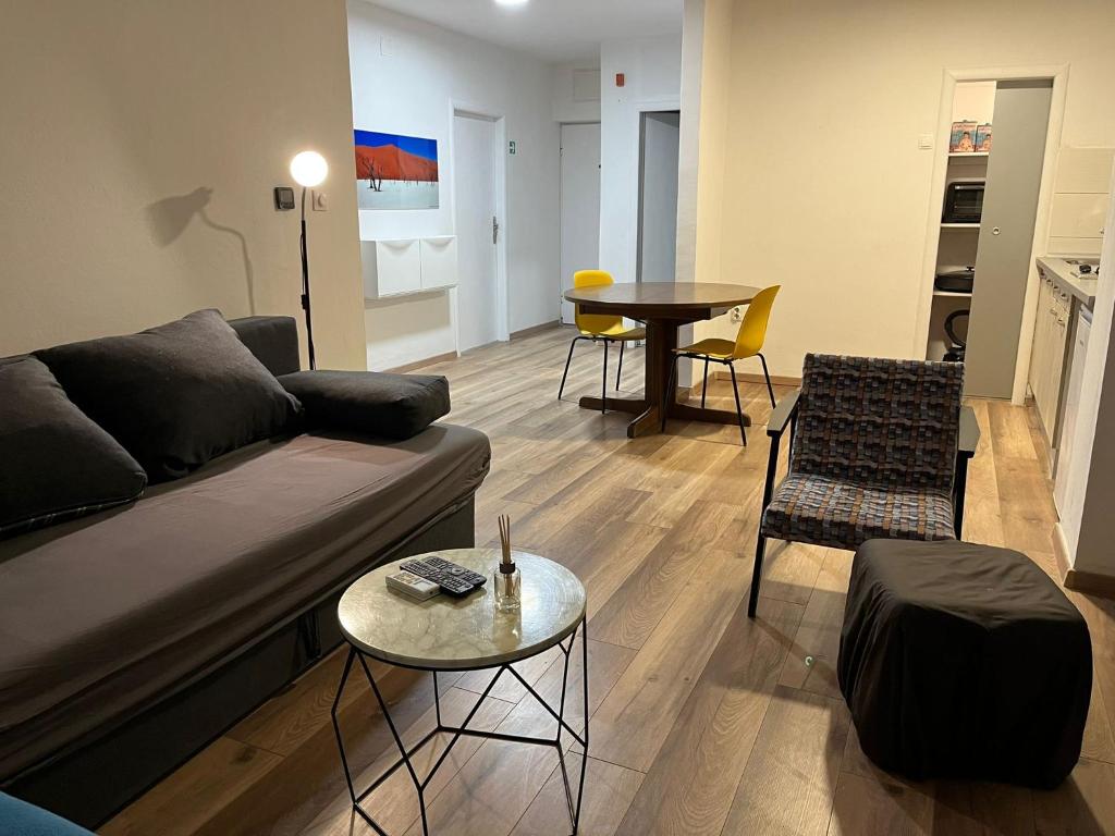 uma sala de estar com um sofá e uma mesa em Šibenik apartment em Sibenik