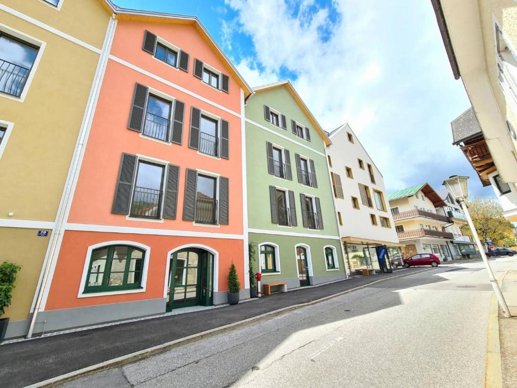eine Reihe farbenfroher Gebäude auf einer Straße in der Unterkunft Beim Lanner - Maria in Mondsee