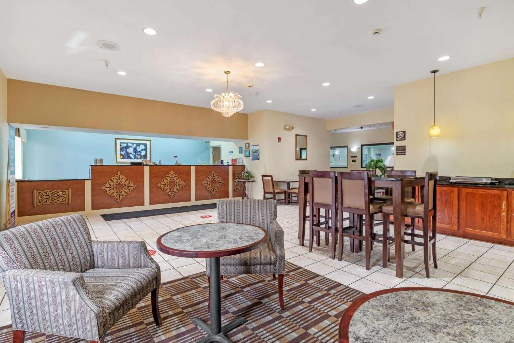 a living room with a kitchen and a dining room at Best Western Clearlake Plaza in Springfield