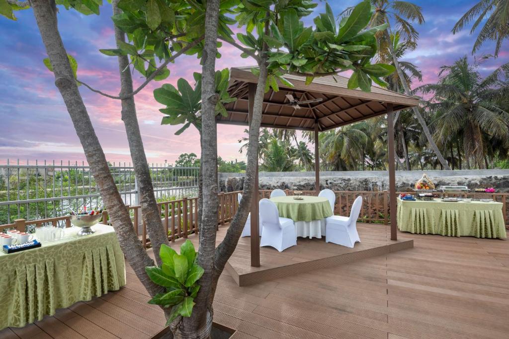Restaurace v ubytování Radisson Resort Pondicherry Bay
