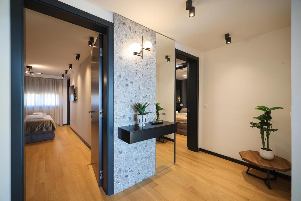 Łóżko lub łóżka w pokoju w obiekcie LL luxury penthouse on sea