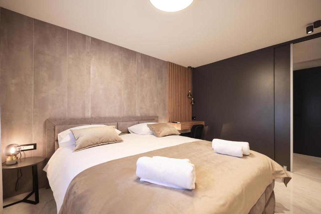 Łóżko lub łóżka w pokoju w obiekcie LL luxury penthouse on sea