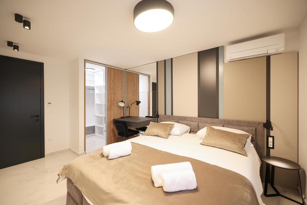 Łóżko lub łóżka w pokoju w obiekcie LL luxury penthouse on sea