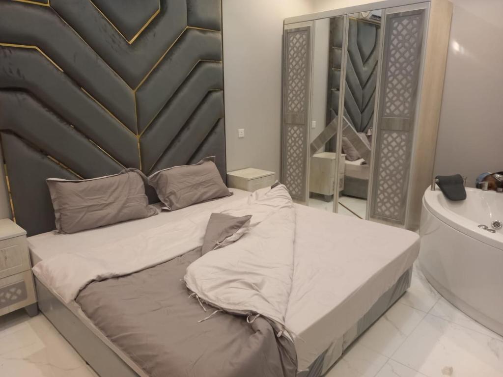 Ένα ή περισσότερα κρεβάτια σε δωμάτιο στο شاليهات تركواز