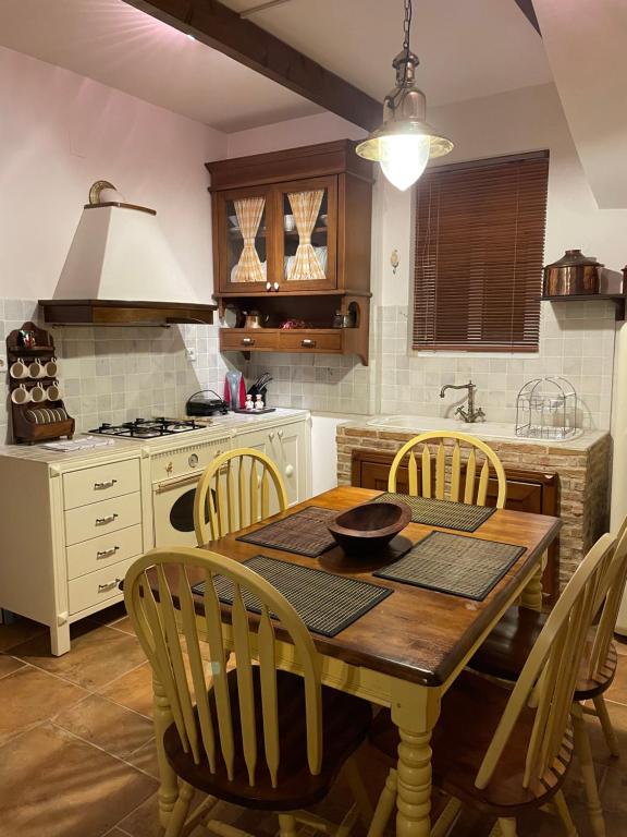 Kuchyň nebo kuchyňský kout v ubytování Villa sul Mare