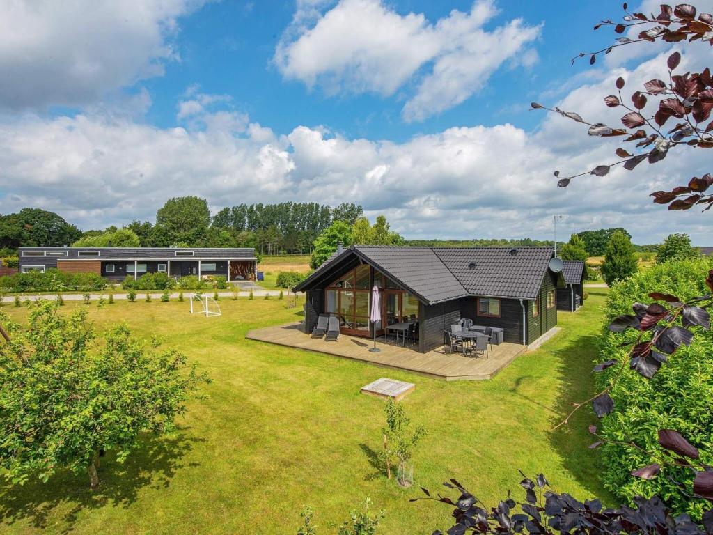 エーベルトフトにある8 person holiday home in Ebeltoftの庭付きの家屋の空中風景