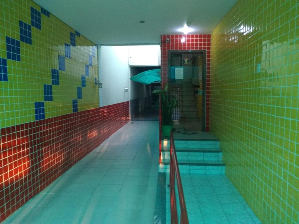 カンポス・ドス・ゴイタカゼスにあるSTUDIO Centro Lacerdaのカラフルなタイル張りの建物内のスイミングプール