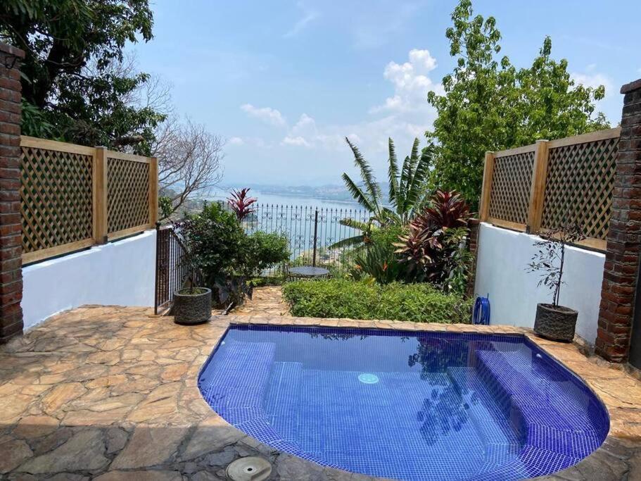 una grande piscina blu in un cortile di Casa Flor de Pajaro, vistas panorámicas increíbles al lago a Suchitoto