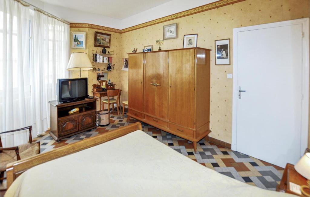 Televízia a/alebo spoločenská miestnosť v ubytovaní 2 Bedroom Gorgeous Home In Carcassonne