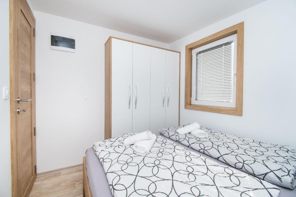 Mobile home Banovi dvori - Maison De Vacances De Deux Chambres