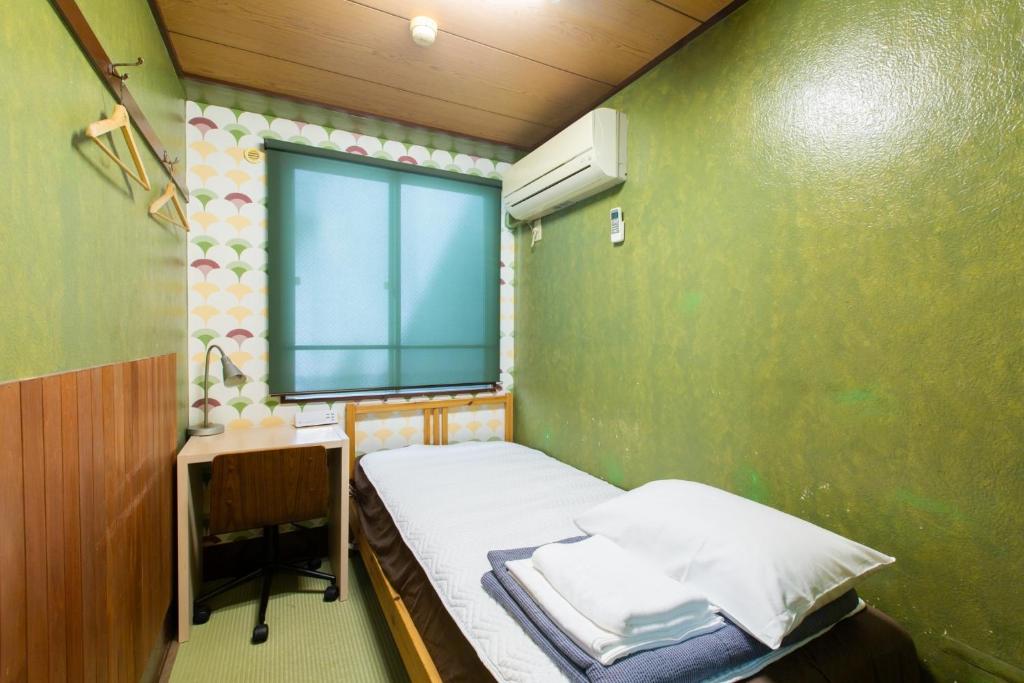 Postel nebo postele na pokoji v ubytování Shinagawa-shuku Guest House & Tours
