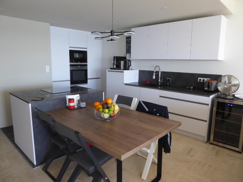 Fotografia z galérie ubytovania Appartement face mer aux Sables d'Olonne, 2 chambres, proche plage et commerces - FR-1-325-125 v destinácii Les Sables-dʼOlonne