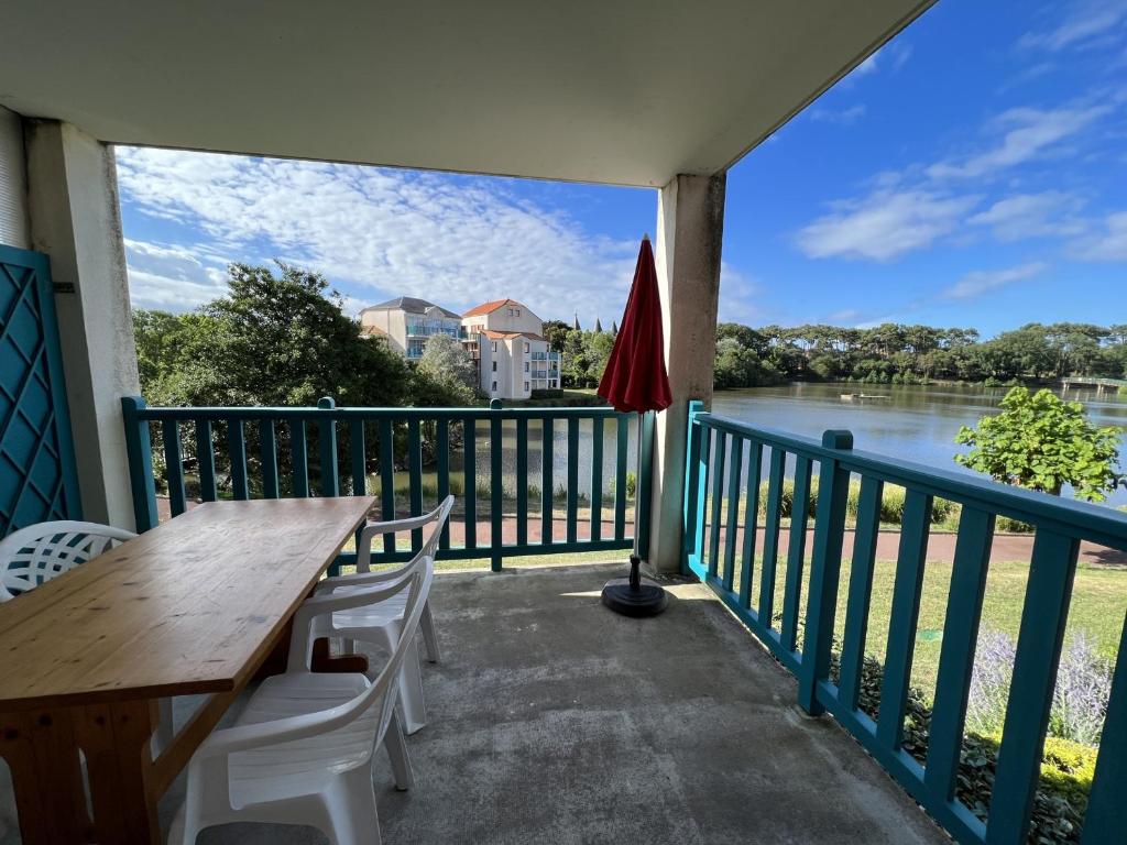 einen Balkon mit einem Tisch und Stühlen sowie Blick auf das Wasser in der Unterkunft Appartement Talmont-Saint-Hilaire, 2 pièces, 5 personnes - FR-1-485-139 in Saint-Hilaire-de-Talmont