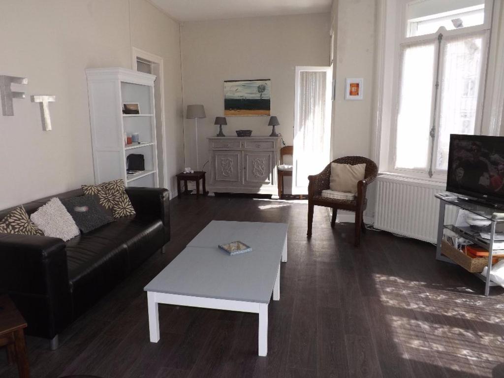 sala de estar con sofá y mesa de centro en Appartement Berck-Plage, 3 pièces, 4 personnes - FR-1-646-29, en Berck-sur-Mer