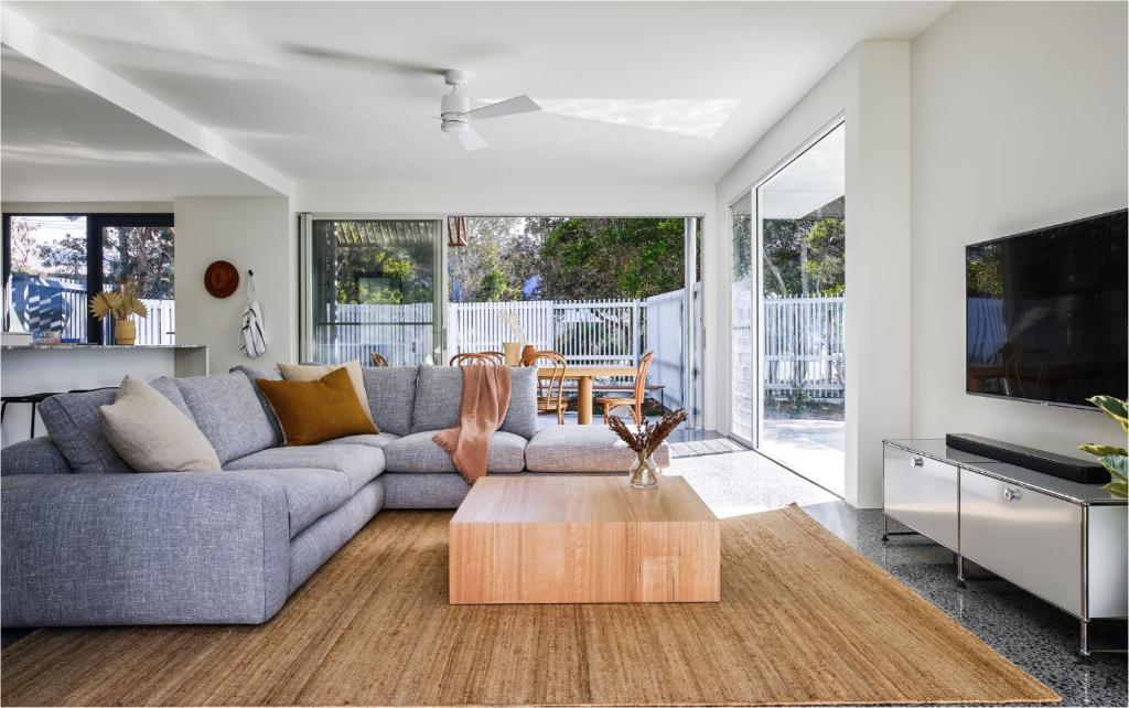 Μια τηλεόραση ή/και κέντρο ψυχαγωγίας στο Byron Bay Accom - North Beach Houses 44 Bayshore Drive - No pool in studio