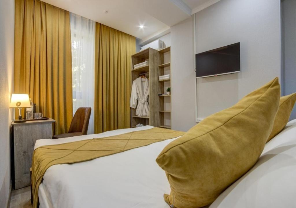 Postel nebo postele na pokoji v ubytování Inter Hotel Bishkek