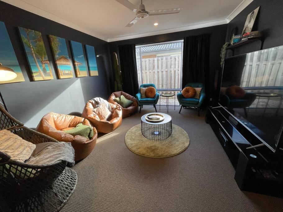 LUX Exotic Holiday House in Burpengary East - Housity