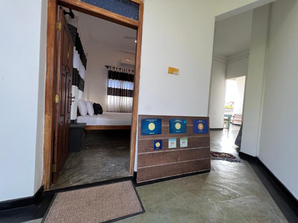 Postel nebo postele na pokoji v ubytování Lahiru Villa