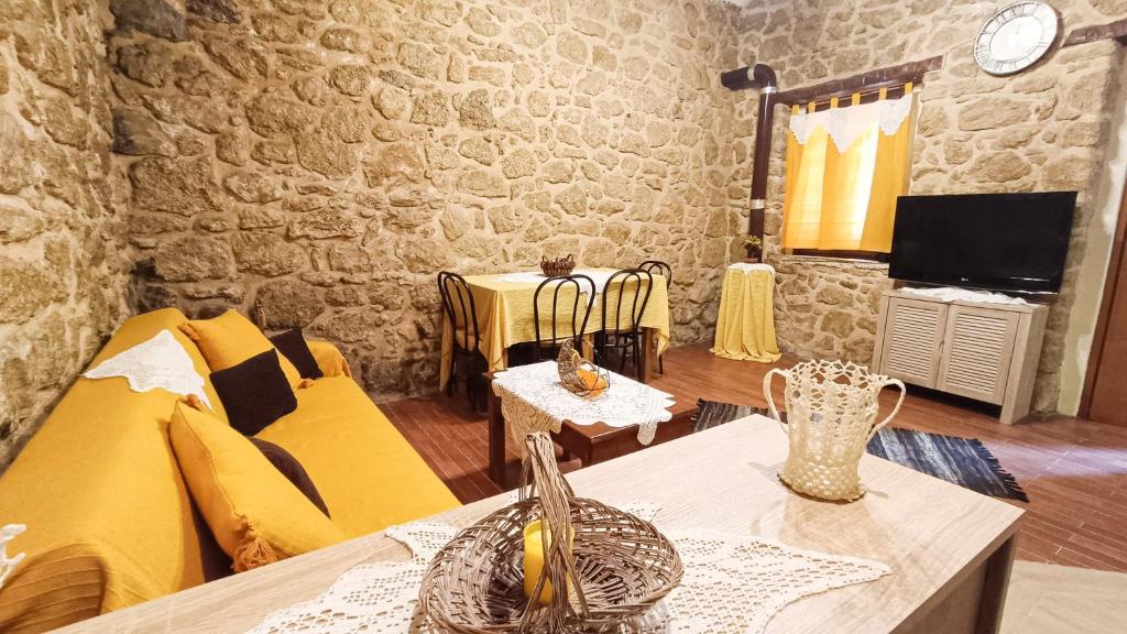 un soggiorno con un divano giallo e un tavolo di ΟΝΕΙΡΟΠΑΓΙΔΑ-DREAM CATCHER a Áno Pavliána