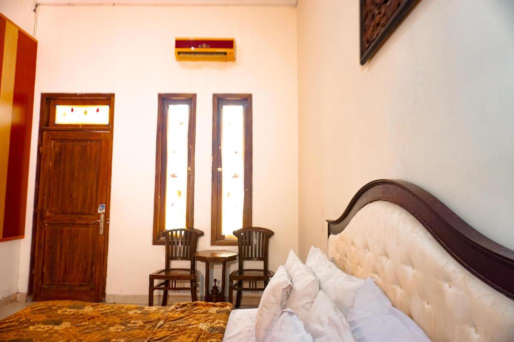 Postel nebo postele na pokoji v ubytování Hotel Laweyan Solo