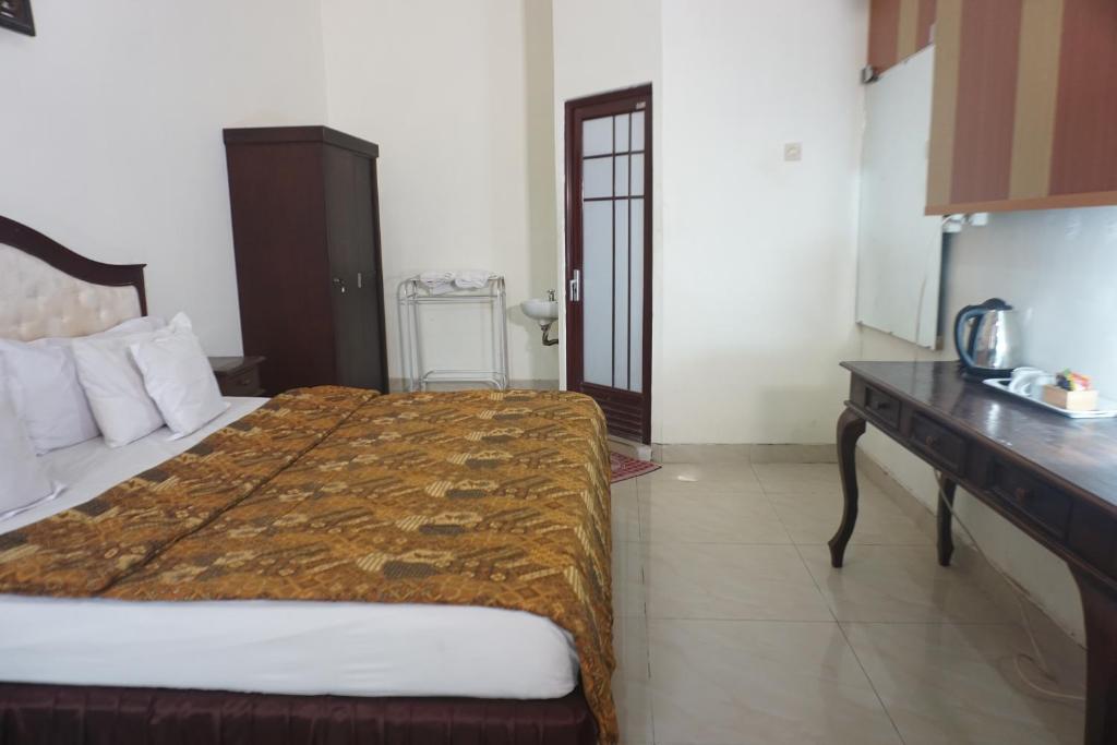 Postel nebo postele na pokoji v ubytování Hotel Laweyan Solo