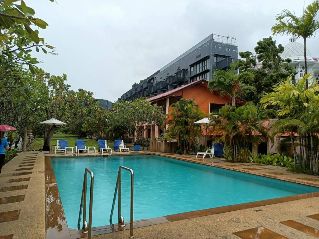 una piscina di fronte a un edificio di PS 2 Resort Phuket Patong - SHA Plus a Patong Beach