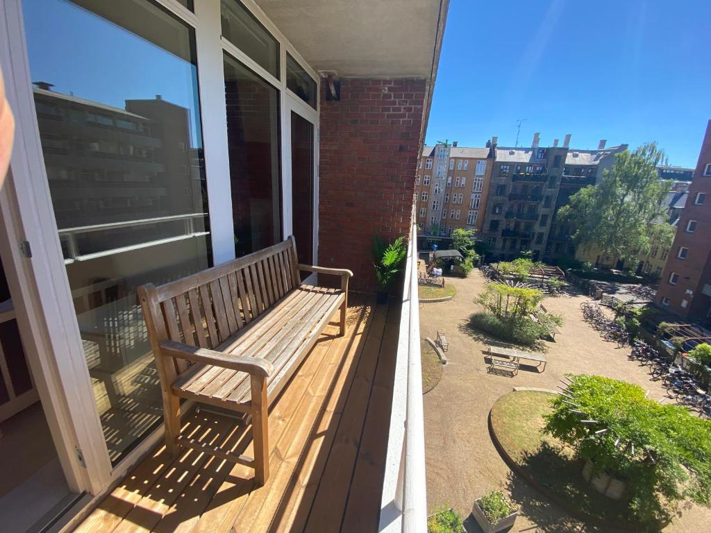 En balkon eller terrasse på Central Apartment with Balcony & Free Parking