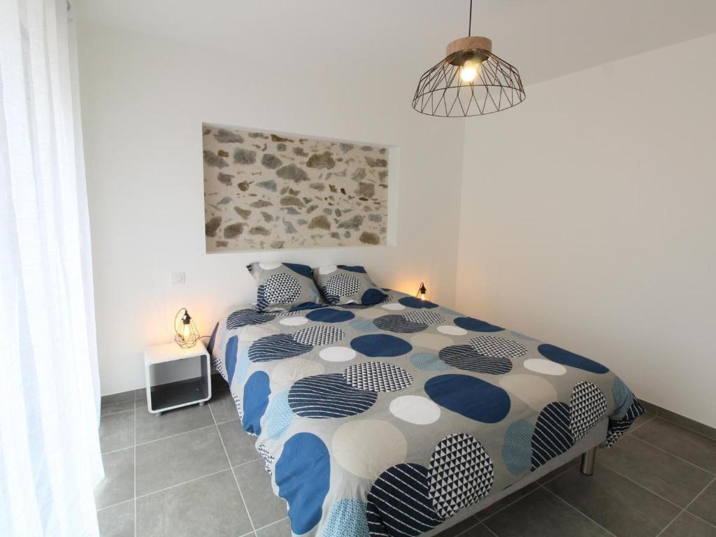 - une chambre avec un lit et une couette bleue et blanche dans l'établissement Gîte Sèvremoine, 2 pièces, 4 personnes - FR-1-622-42, 