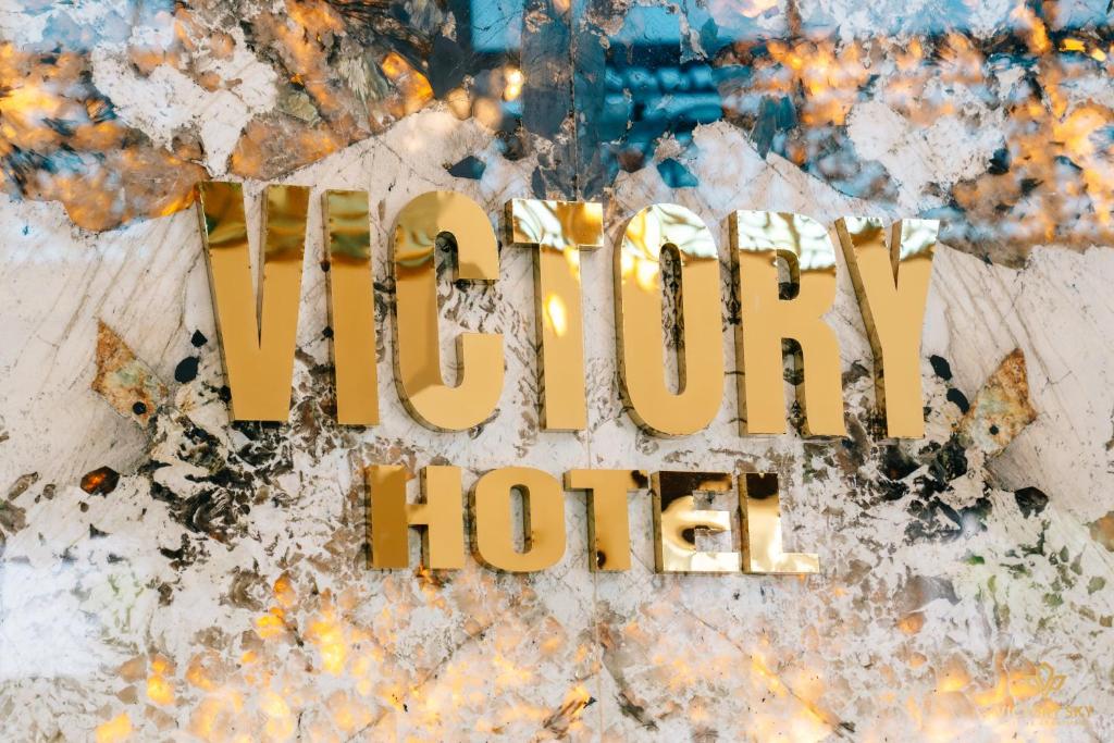 Una señal de oro que dice feliz holzman en VICTORY SKY HOTEL en Tu Son