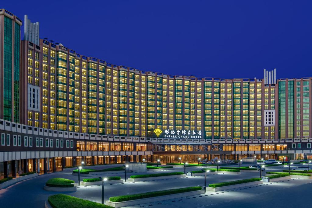 duży budynek z mnóstwem okien w obiekcie Empark Grand Hotel Beijing w Pekinie